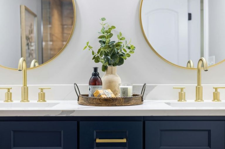 22 idees de decoration de plateau de salle de bain pour un plan de toilette pratique et joli