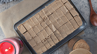 Biscuits Kinder Bueno maison enrobés de chocolat au lait