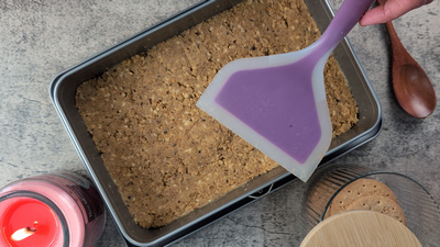 Base biscuitée et crème noisette coupées en rectangles