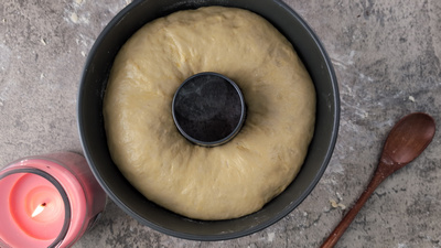Couronne de brioche dans le moule à savarin