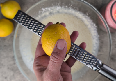 Préparation du flan au citron dans le moule
