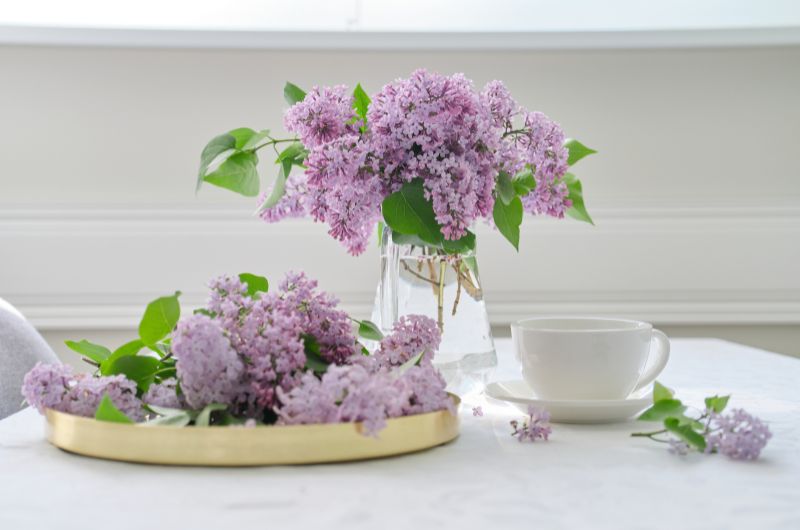 29 idées de décoration de plateau de printemps faciles pour rafraîchir votre espace
