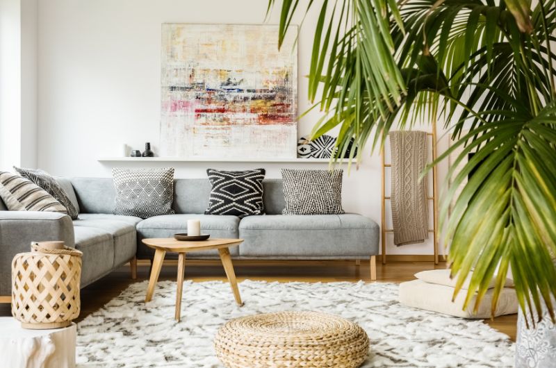 16 idées de décoration au-dessus du canapé qui transformeront votre salon