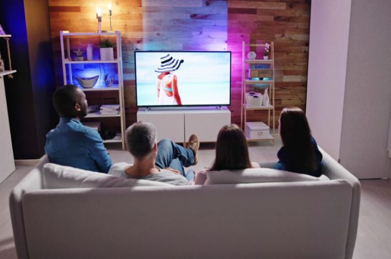 18 idees de petits salons avec television idees damenagement astucieuses a recopier