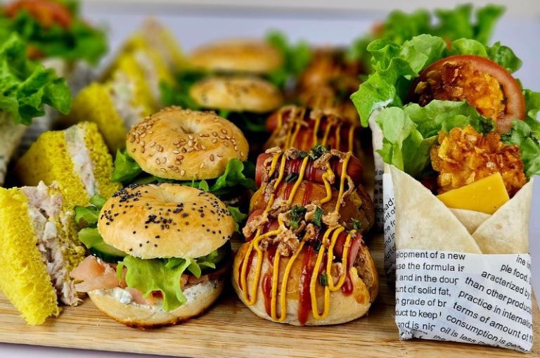 Mignardises salees mini hot dog mini wrap poulet mini pain de mie mini bagel