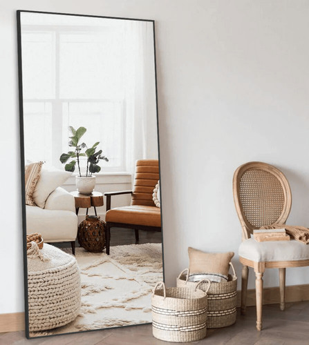 Grand miroir posé face à la fenêtre pour agrandir un petit salon