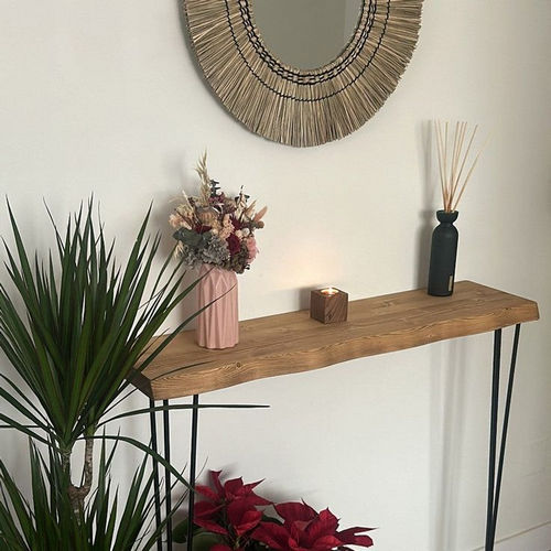 Console fine avec rangement dans un petit salon