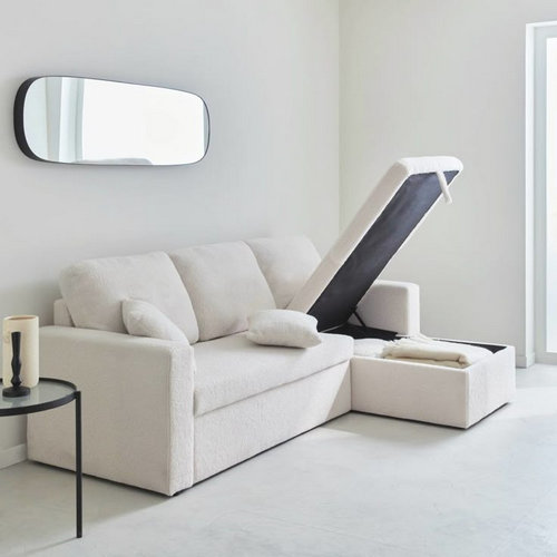 Petit salon avec une causeuse et un pouf au lieu d'un grand canapé