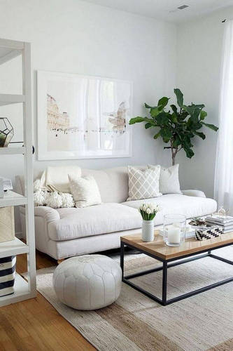 Décoration épurée par petits groupes d'objets dans un salon