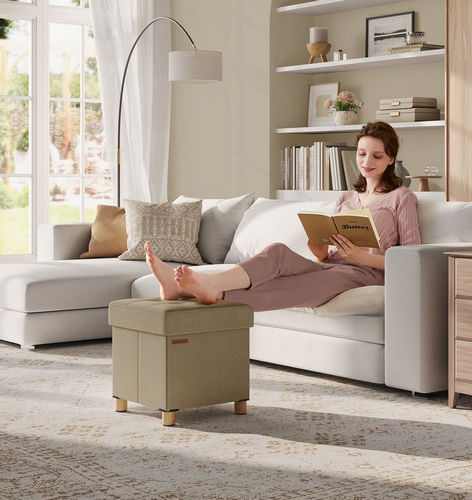 Pouf coffre de rangement utilisé comme table basse