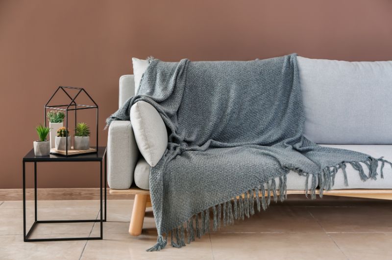 Comment disposer des plaids sur un canapé : 8 idées originales
