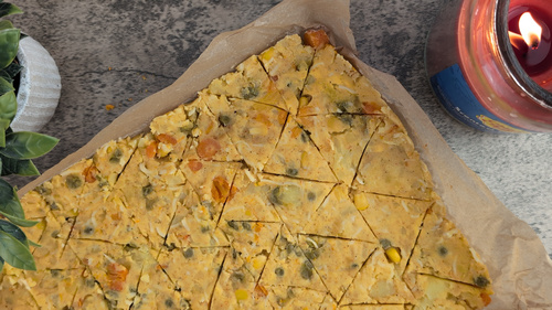 Préparation de purée au fromage étalée et découpée en triangles