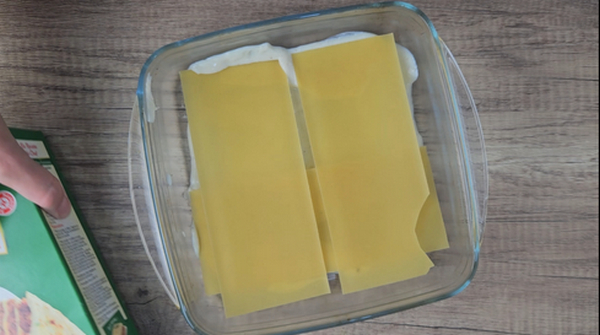 Montage des lasagnes épinards chèvre en couches