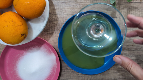 Verres d'orangeade crémeuse au bord sucré
