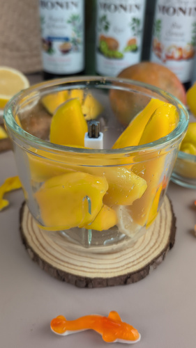 Lassi mangue décoré d'une brochette de mangue et de menthe