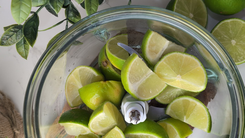 Verres de limonade brésilienne avec glaçons