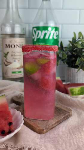 Verre de virgin mojito pastèque décoré de bonbons