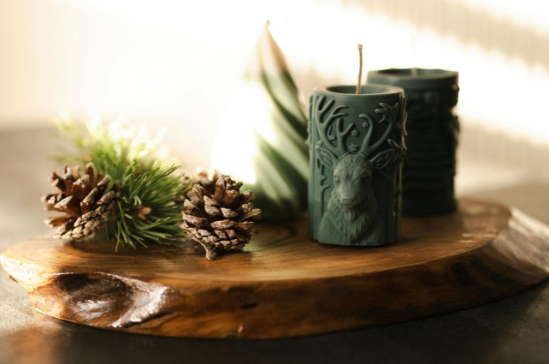18 idées de plateaux de Noël modernes qui illuminent chaque espace