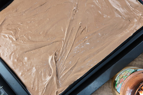 Pâte de brownie étalée et garnie de spéculoos