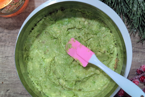 Couche de crème d'avocat sur la base de biscuits