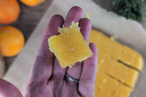 Pâte de fruits à l'orange coupée en carrés
