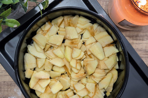 Pommes en lamelles dans le moule avec cassonade