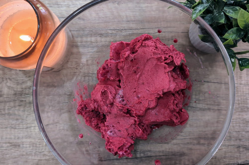 Glace à l'italienne à la framboise pochée en cornet
