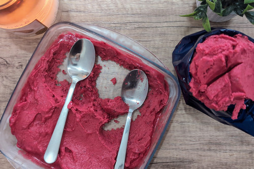 Framboises et banane congelée mixées au blender