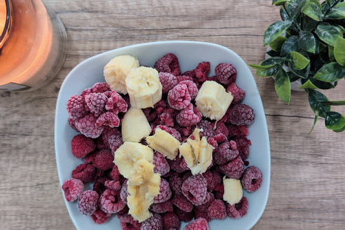 Pots de glace framboise pochée à la douille cannelée