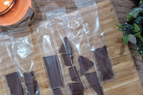 Glaces maison en tubes aux fraises et chocolat au lait