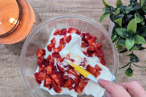 Crème fouettée aux fraises dans une poche à douille