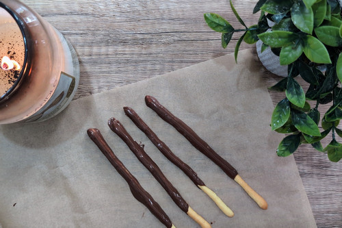 Mikado maison trempés dans le chocolat au lait