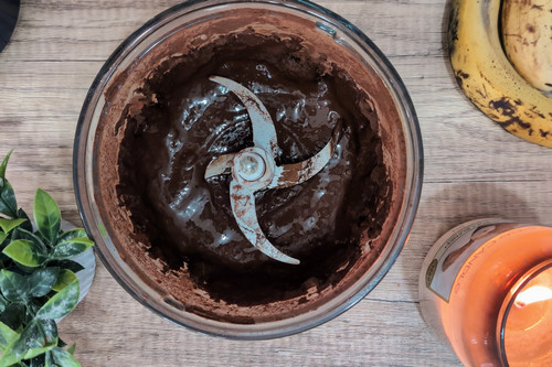 Pâte à brownie banane cacao dans le moule