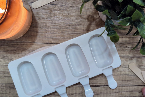 Glaces à la pistache démoulées avant enrobage