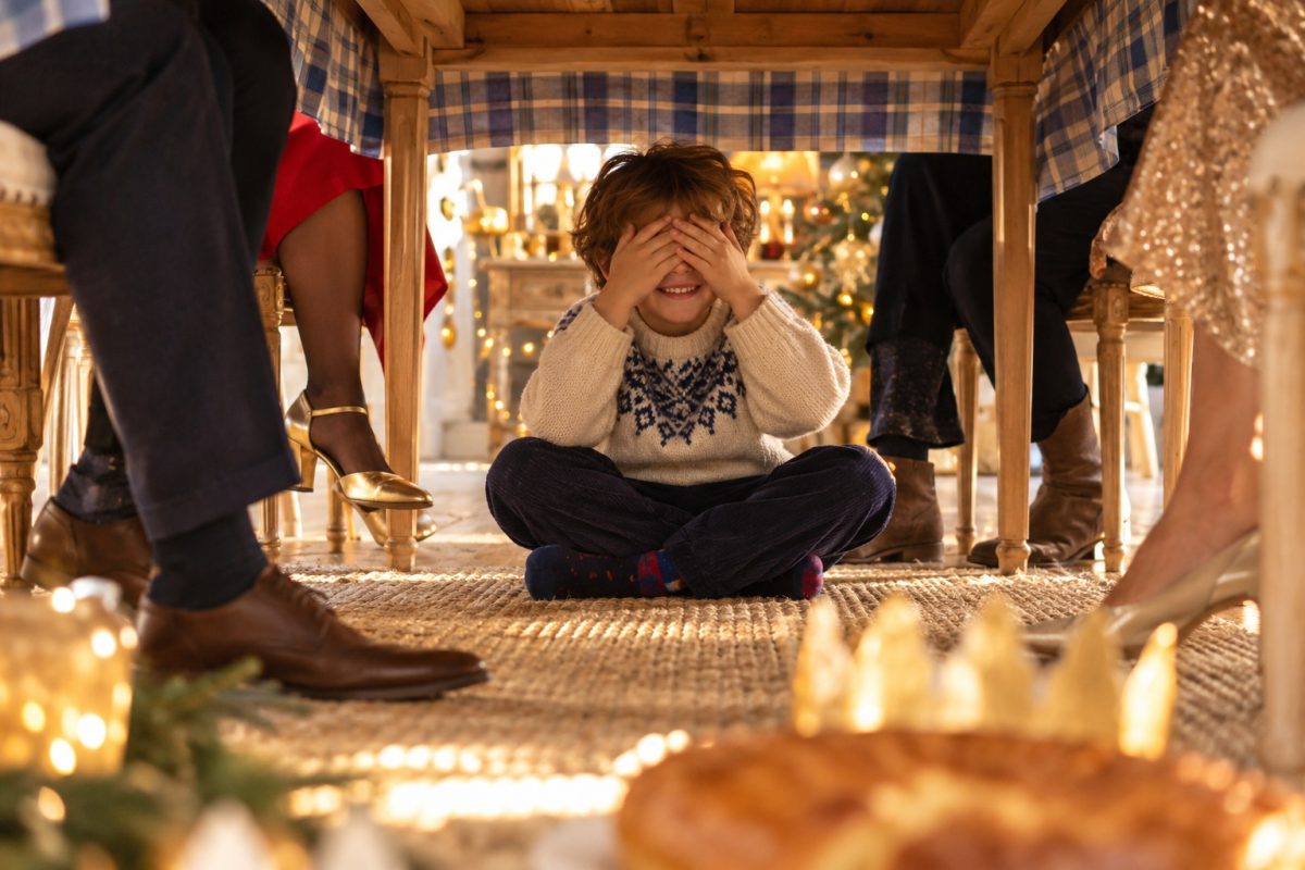 Le plus jeune sous la table